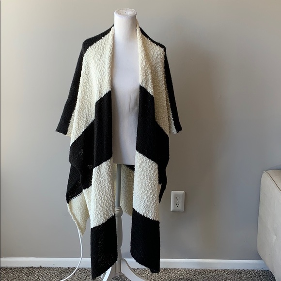 Nordstrom Sweaters - ❄️3/$25 Nordstrom Oversize black and white poncho